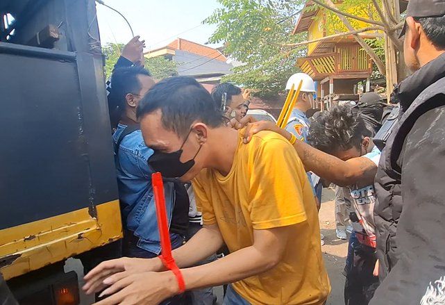 Polisi Gerebek Kampung Kunti Surabaya, 19 Pria Diamankan