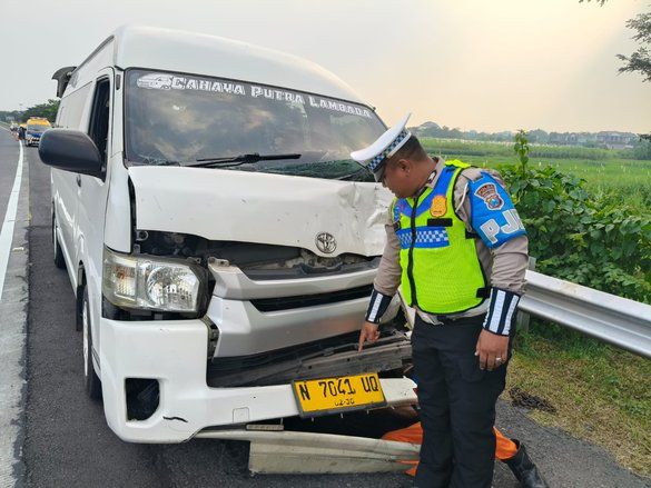 Hiace Bawa Wisatawan Asing Tabrak Avanza di Tol Surabaya-Mojokerto