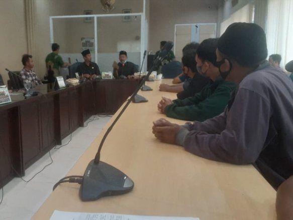 Terkena PHK Sepihak, Puluhan Karyawan PT Kapinis Mengadu ke DPRD Proboolinggo