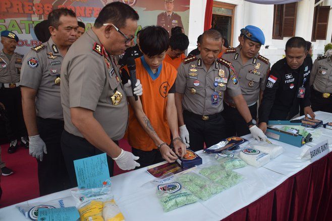 Kelabuhi Polisi Masukkan Narkoba di Bungkus Biskuit