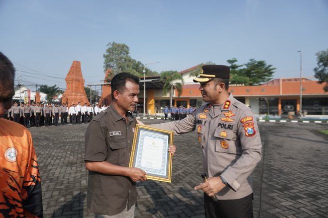 Kapolres Mojokerto Apresiasi Anggota dan Relawan Berprestasi di Upacara HKN