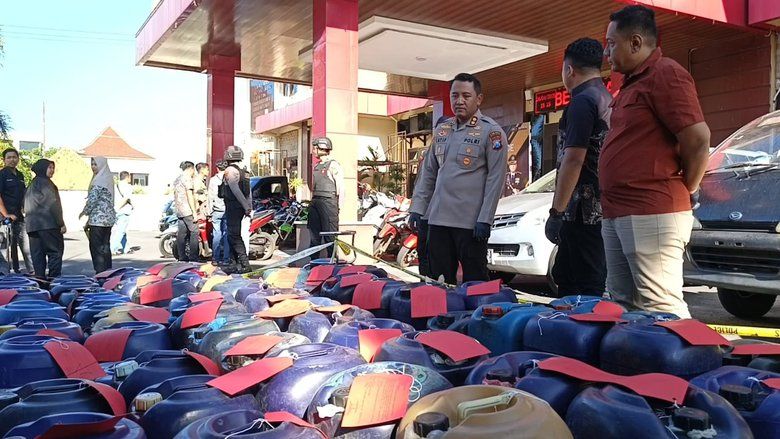 ‎Polisi Bongkar Penimbunan Pertalite di Probolinggo, Tujuh Orang Diamankan