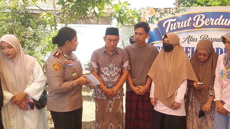 Kapolres Probolinggo Takziah ke Rumah Sefriel Ardiansyah, Korban Karhutla Bromo