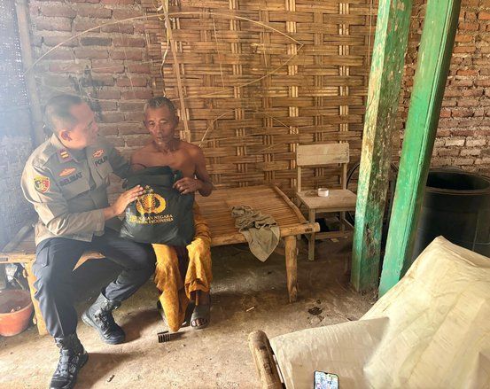 Kapolsek Pungging Bantu Pemungut Rongsokan, Patroli Berubah Menjadi Aksi Kepedulian