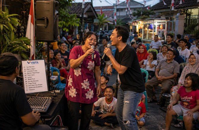 Karaoke Agustusan Membuat Warga Makin Akrab