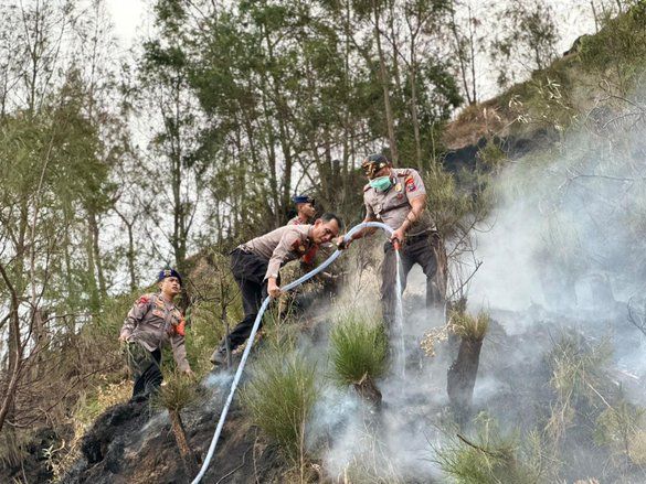 Polda Jatim Bergerak Cepat Cegah Karhutla Meluas di Kawasan Bromo