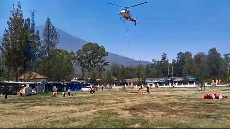 Helikopter Water Bombing Dikerahkan Padamkan Karhutla Kawah Ijen