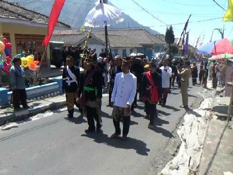 Begini Warga Suku Tengger Rayakan Karo