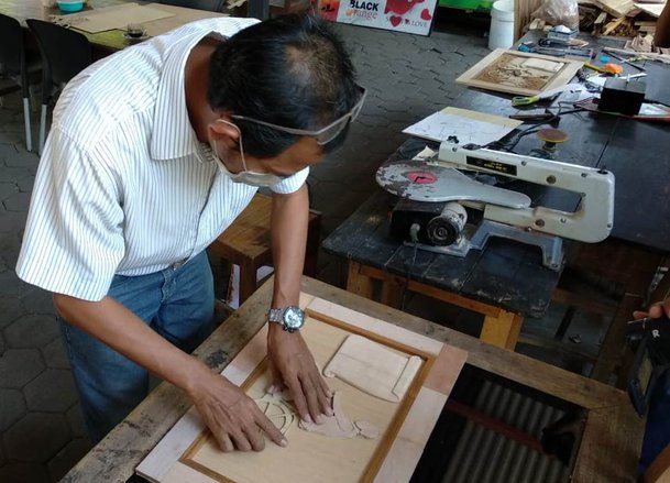Mantan Buruh Pabrik Sulap Limbah Jadi Karya Seni