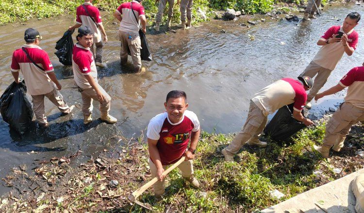 Antisipasi Banjir, Sampah dan Lumpur Sungai Kaliombo Diangkat