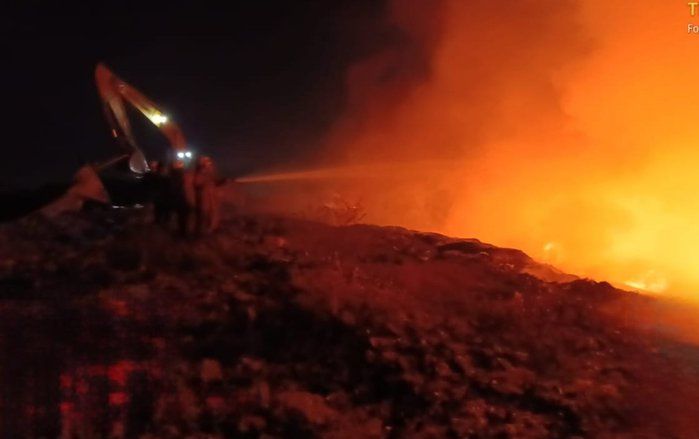 Gunungan Sampah di TPA Benowo Surabaya Terbakar