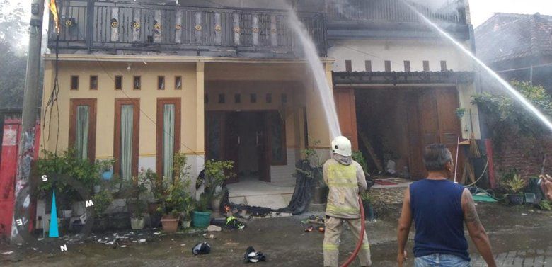 Pabrik Sepatu Rumahan di Sooko Terbakar, Satu Pekerja Luka Bakar Ringan