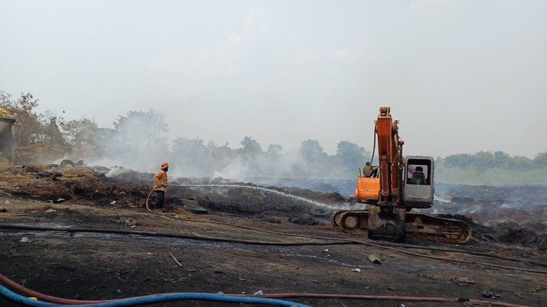 Hari Kelima, Pemadaman Kebakaran Pabrik Ban Bekas di Trowulan Mojokerto Masih Berlangsung