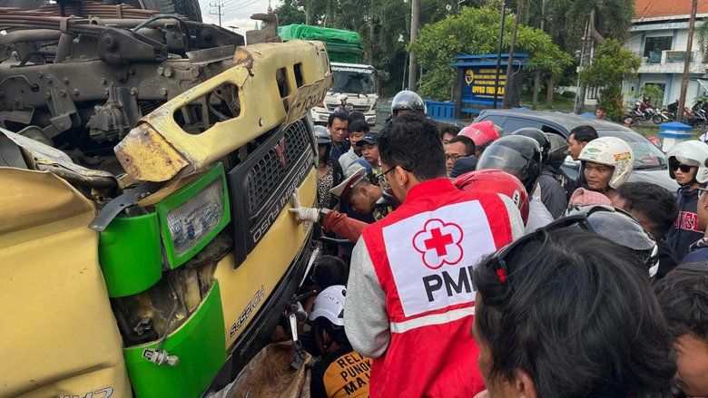Dump Truk Tabrak Tiang PJU di Jalur Trowulan, Sopir Meninggal Dunia di Tempat