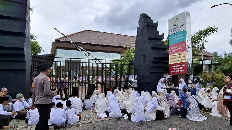 Ratusan Santri Datangi Kejari Gresik, Minta Penangguhan Penahanan Dua Kiai Kasus Hibah