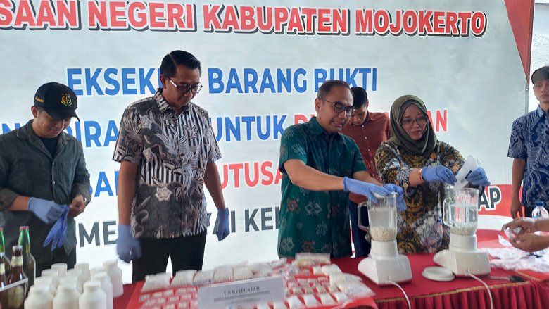 Kejari Kabupaten Mojokerto Musnahkan Bukti 114 Perkara