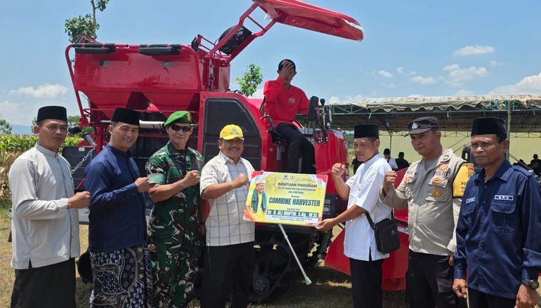 Dukung Swasembada Pangan, Golkar Jatim Serahkan Alsintan di Ponorogo
