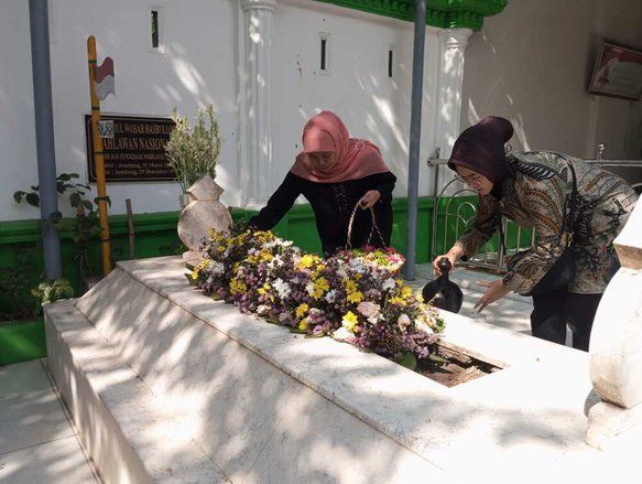 Ziarah ke Makam Bu Nyai Machfudhoh, Ini Kenangan Khofifah
