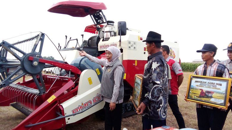 Khofifah Salurkan Alsintan di Mojokerto, Dorong Petani Gunakan Teknologi Modern