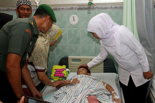 Khofifah Bebaskan Biaya Perawatan Korban Ambruknya Atap SDN Gadingrejo
