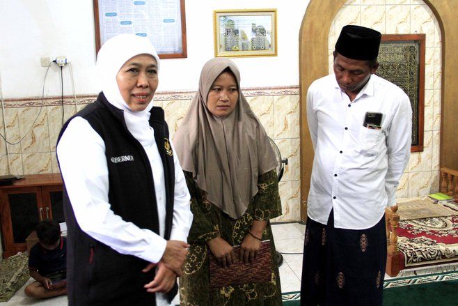 Gubernur Khofifah Kunjungi Ponpes di Situbondo, Serahkan Santunan untuk Korban Asrama Ambruk