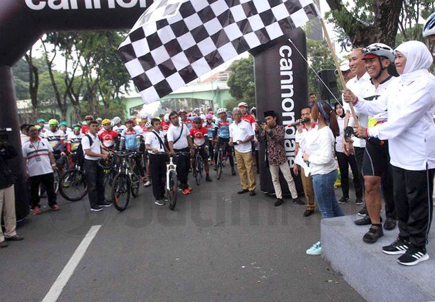 Nikmati Pembangunan Infrastruktur dengan Bersepeda Surabaya-Jakarta