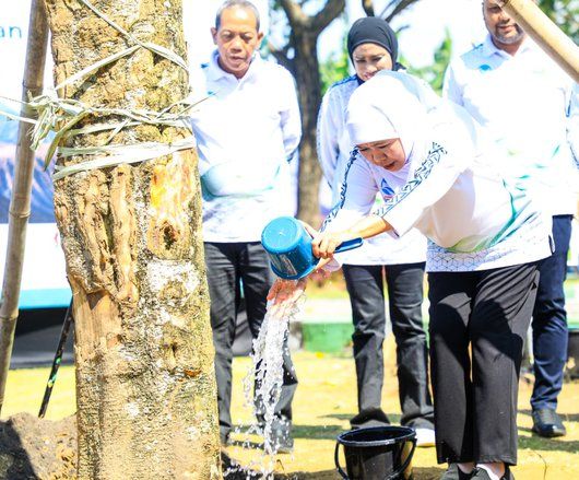 Khofifah Pimpin Aksi Bersih Sungai Gunung Anyar, Lebih dari 10 Ton Sampah Berhasil Diangkat