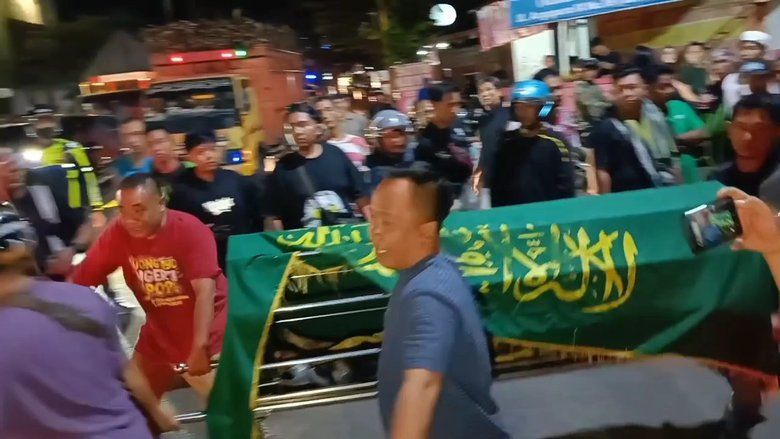 Motor Berhenti Mendadak, Dua Warga Wonomerto Tertabrak Truk di Simpang Kopian Probolinggo