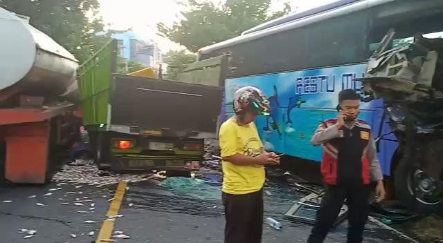 Truk Tabrak Bus di Jalur PLTU Paiton Dua Meninggal, Sembilan Terluka