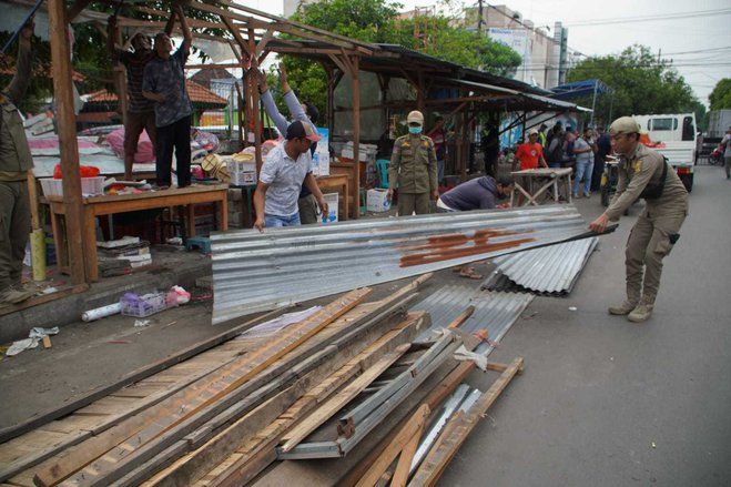 Penertiban Lapak Pedagang Tumpang di Pasar Tanjung Kota Mojokerto Saling Gotong Royong