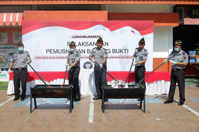 Lapas Kelas IIB Mojokerto Musnahkan Barang Bukti Hasil Sitaan Kamar Hunian Narapidana