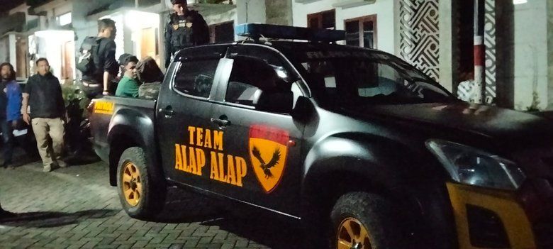 Warga Gerebek Rumah Diduga Jadi Tempat Aktivitas LGBT di Jember