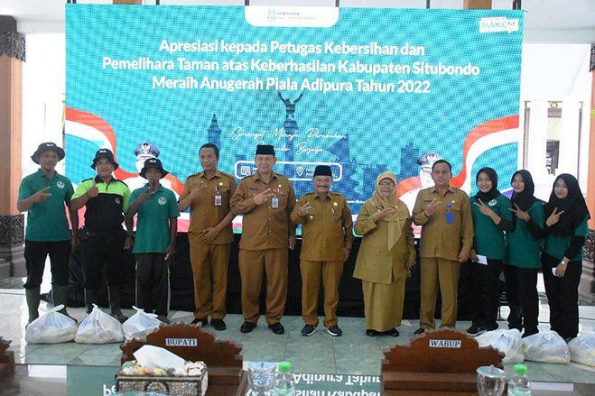 Terima Penghargaan Adipura, Bupati Situbondo Beri Penghargaan Petugas Kebersihan