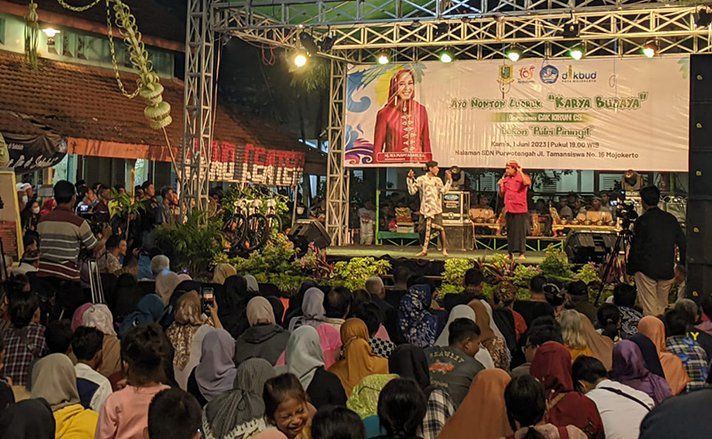 Mengawali Peringatan HUT Kota Mojokerto ke-105, Ning Ita Hadiri Kesenian Ludruk