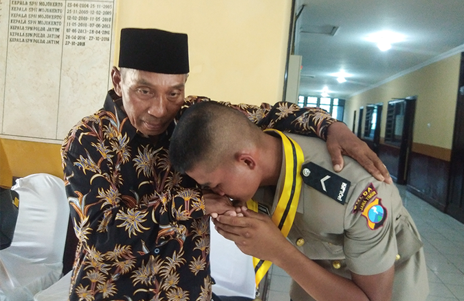 Anak Kuli Bangunan Jadi Lulusan Polisi Terbaik