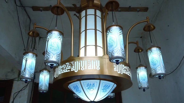 ‎Jelang Lebaran, Perajin Lampu Hias PVC di Probolinggo Kebanjiran Pesanan hingga ke Luar Negeri
