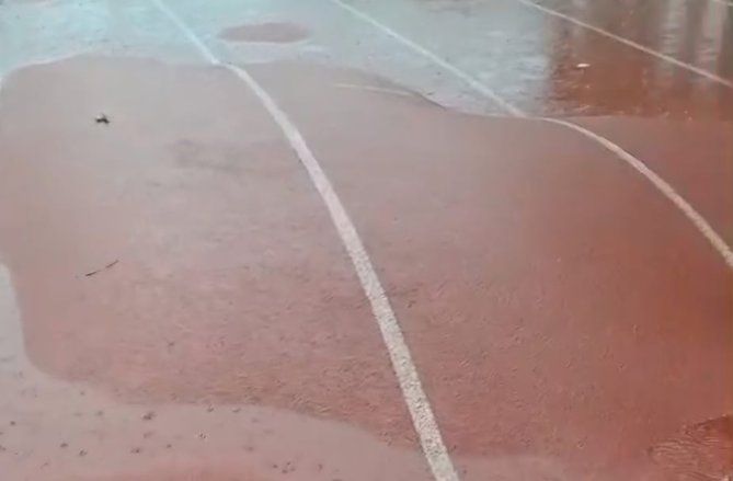 Hujan Deras Guyur Surabaya, Lintasan Lapangan Jatim Seger Menggelembung