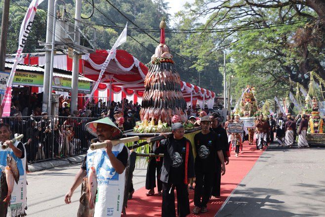 Larungan Telaga Ngebel Meriah, Tumpeng Ikan Nila 300 Kilogram Jadi Rebutan Ribuan Warga