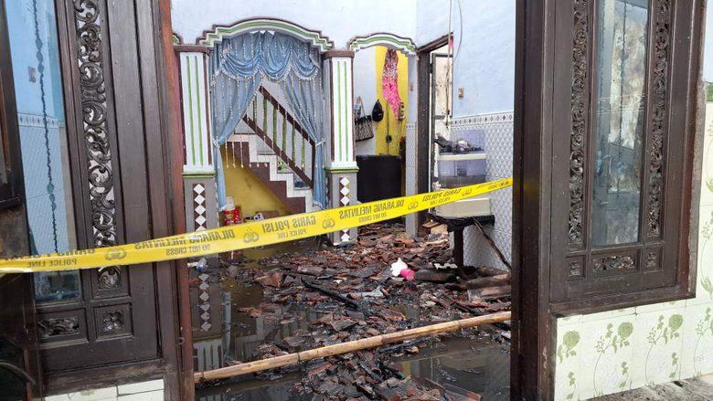 HP Meledak Saat Dicas, Rumah Warga Pungging Mojokerto Terbakar