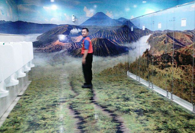 <em>Ciamik</em>, Lukisan Tiga Dimensi di Toilet Bandara Juanda