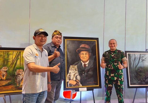 Lukisan Prabowo Menggendong Kucing Karya Diak Eko Curi Perhatian Danrem 082 CPYJ