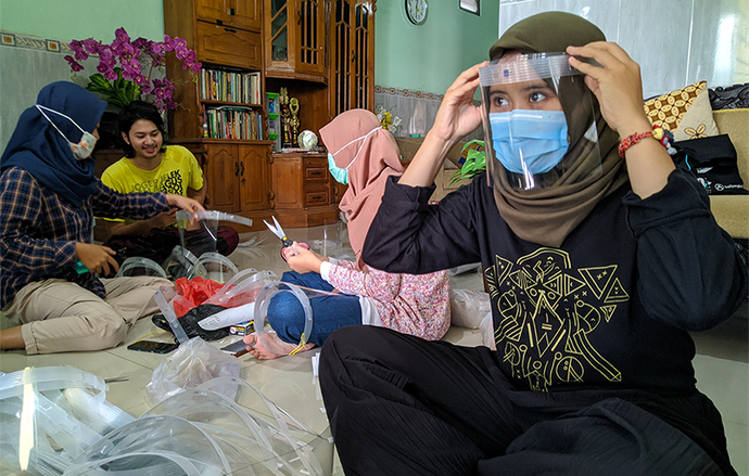 Liburan Mahasiswa Membuat <em>Face Shield</em> Covid-19 Untuk Disumbangkan