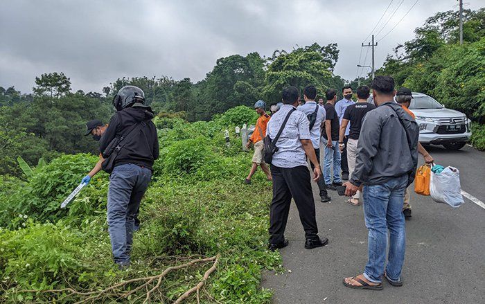 Cari Rumput, Pria di Jalur Sendi Mojokerto Temukan Mayat Dibungkus Karpet
 