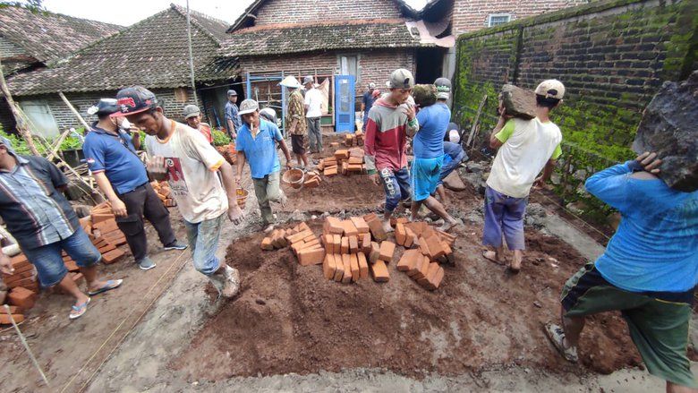 Sisihkan Penghasilan, Polisi Berpangkat Bripka Bangun Rumah Warga Miskin