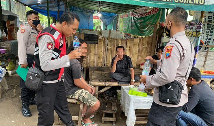 Berkedok Jual Rica-rica, Warung di Mojokerto Digrebek Polisi Jual Miras