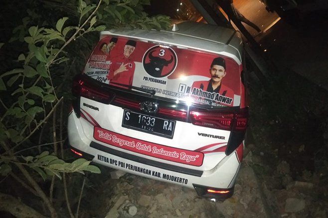 Diduga Ngantuk, Mobil Berstiker Ketua DPC PDIP Kabupaten Mojokerto Nabrak Pengendara