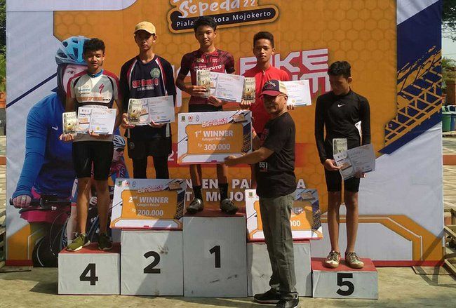 Pelajar SMP Binaan ISSI Kota Mojokerto Juarai Road Bike Criterium Piala Wali Kota