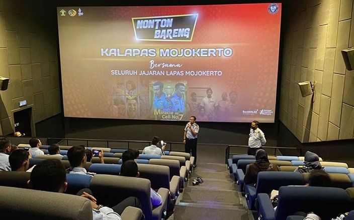 Kuatkan Mental Pembinaan, Lapas Mojokerto Ajak Anggota Nonton Miracle Cell
