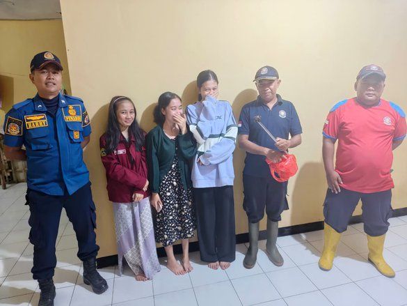 Kelelawar Masuk Rumah, Damkar Jember Turun Tangan
