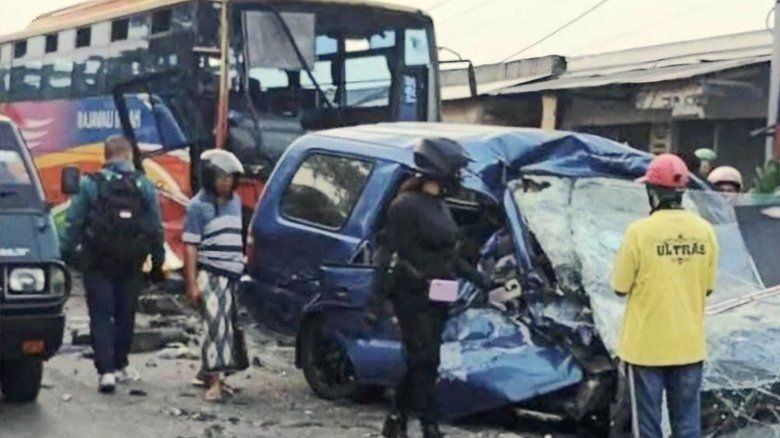“Adu Banteng” Isuzu Panther dan Bus Rajawali di Gresik, Tujuh Orang Tewas